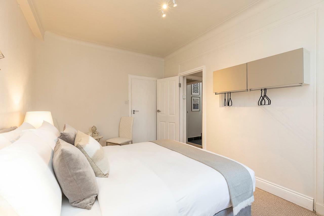 Grand Swiss Cottage Apartment London Bagian luar foto