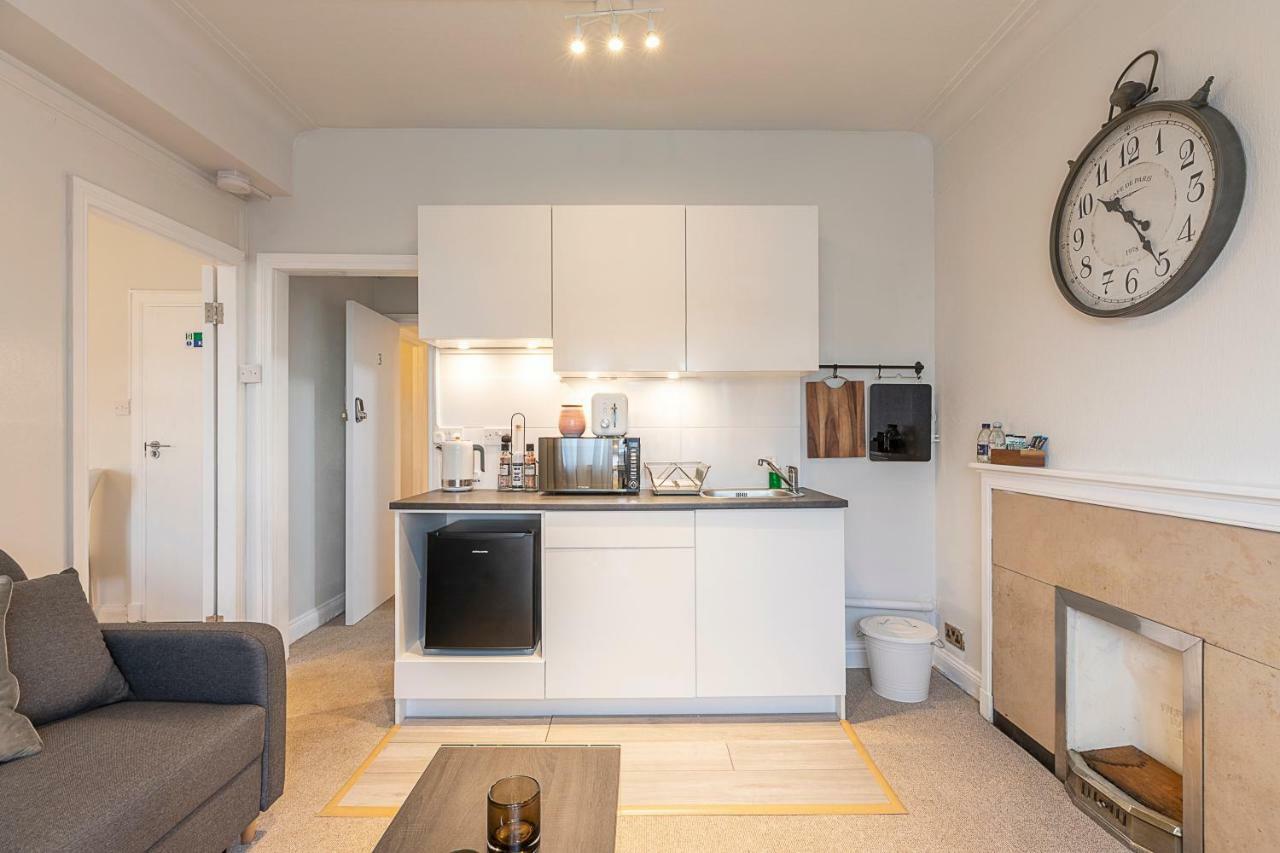 Grand Swiss Cottage Apartment London Bagian luar foto